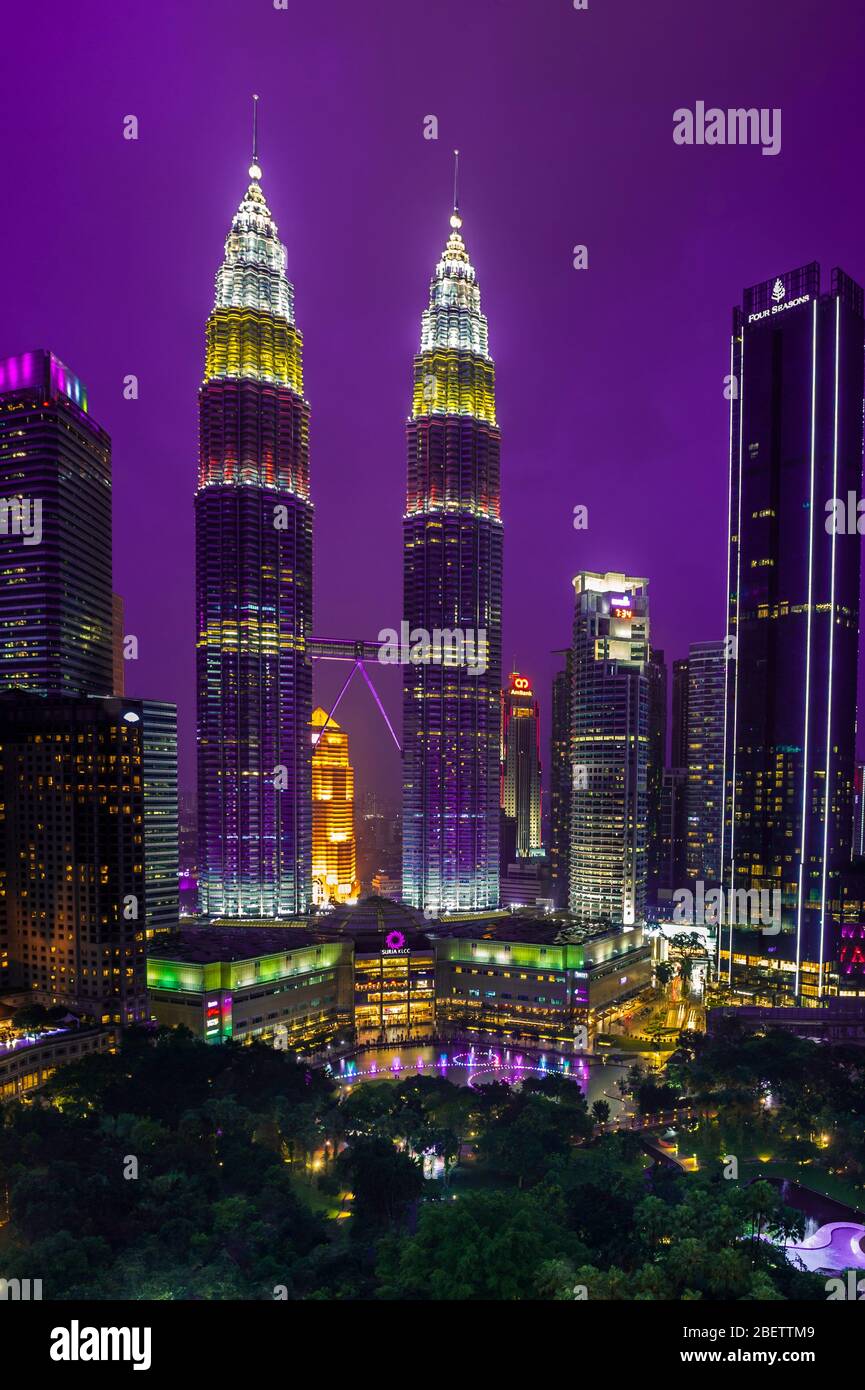 Torres Petronas iluminadas por la noche en Kuala Lumpur, Malasia Foto de stock