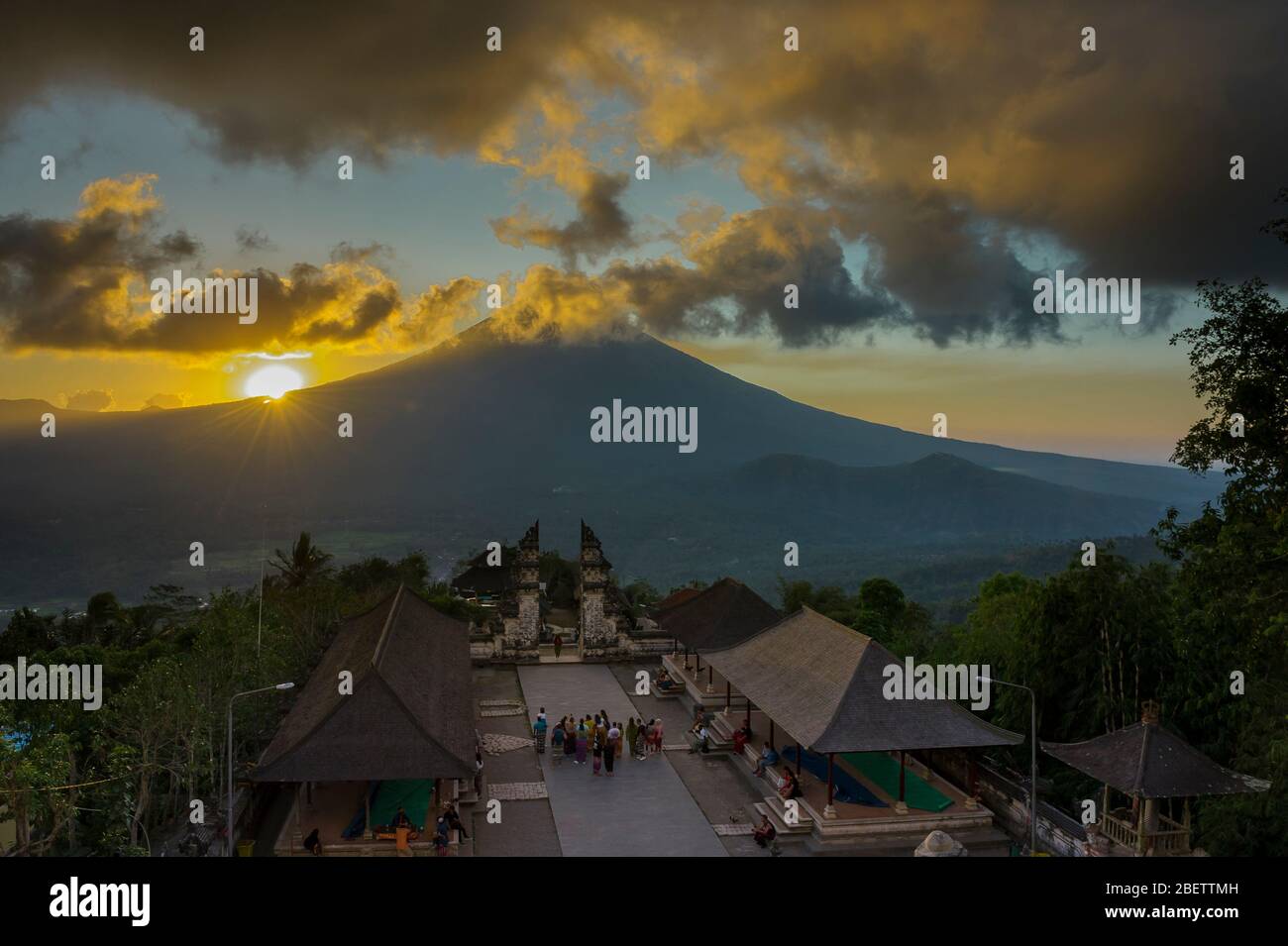 Puesta de sol en el templo de Pura Luhur Lempuyang, Bali, Indonesia Foto de stock