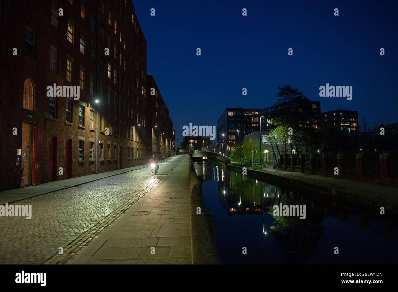 MANCHESTER, Reino Unido UN ciclón solitario en una calle Redhill normalmente concurrida al atardecer en el centro de Manchester el miércoles 15 de abril de 2020. (Crédito: Pat Scaasi | MI Noticias) crédito: MI Noticias y Deporte / Alamy Live News Foto de stock