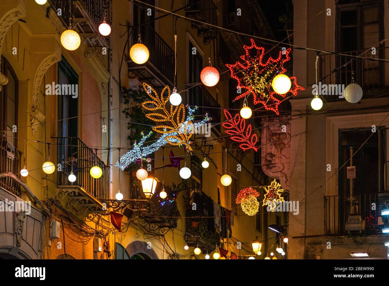 Una calle típica de Salerno iluminada con luces durante las vacaciones de  Navidad, Campania, Italia Fotografía de stock - Alamy