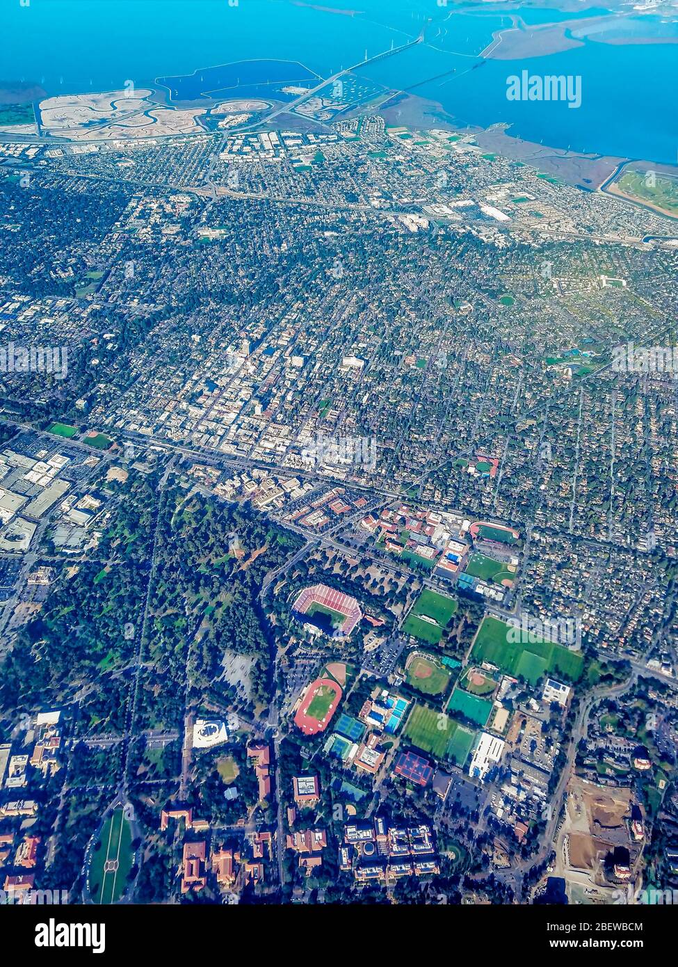 Vista aérea del área de la Bahía de San Francisco aproximadamente por encima de la ciudad de Palo Alto en la península. Foto de stock