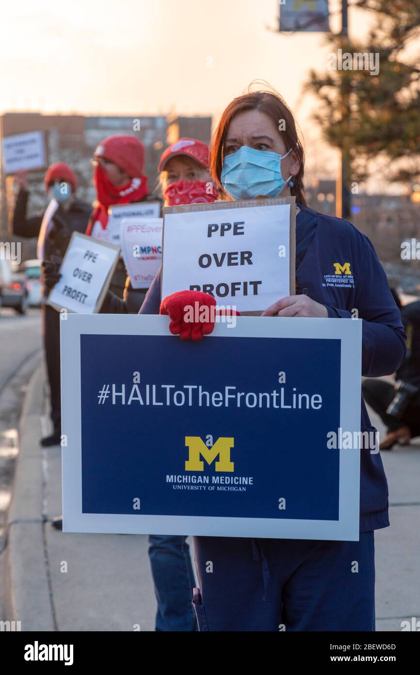 Ann Arbor, Michigan, EE.UU. 15 de abril de 2020. Los trabajadores de la salud de la Universidad de Michigan se unen a sindicatos de enfermeras de todo el país en un día Nacional de Acción sobre la pandemia del coronavirus. Pidieron que se les proveyese personal seguro y equipo de protección personal adecuado. Crédito: Jim West/Alamy Live News Foto de stock