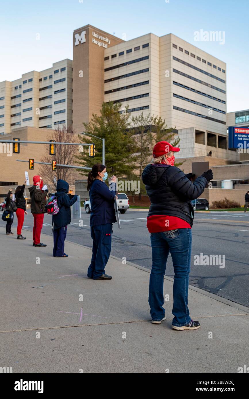 Ann Arbor, Michigan, EE.UU. 15 de abril de 2020. Los trabajadores de la salud de la Universidad de Michigan se unen a sindicatos de enfermeras de todo el país en un día Nacional de Acción sobre la pandemia del coronavirus. Pidieron que se les proveyese personal seguro y equipo de protección personal adecuado. Crédito: Jim West/Alamy Live News Foto de stock