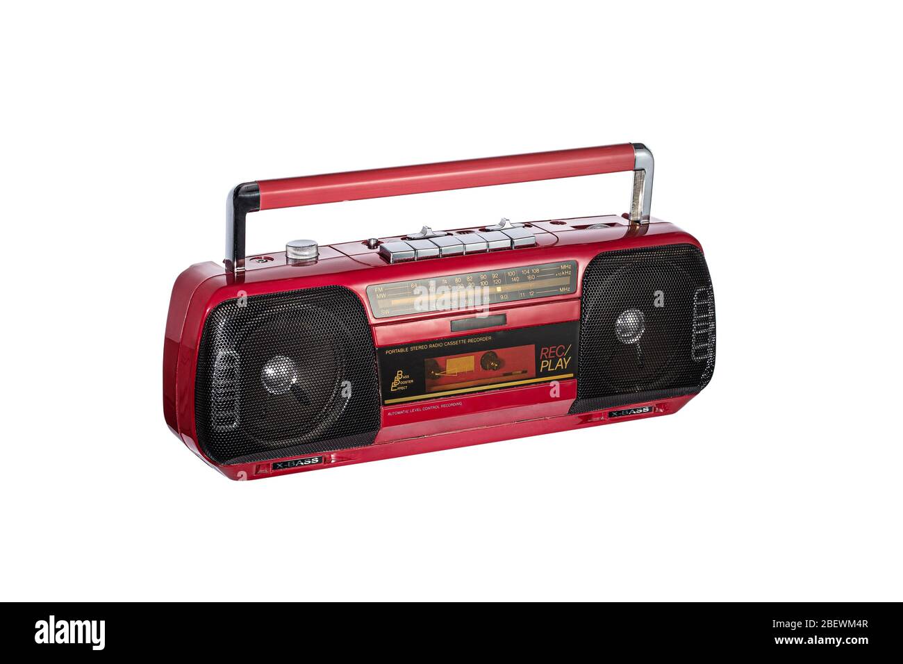Radiocasete de época aislado sobre fondo blanco. Radio roja retro y reproductor de casetes. Tecnología retro Foto de stock