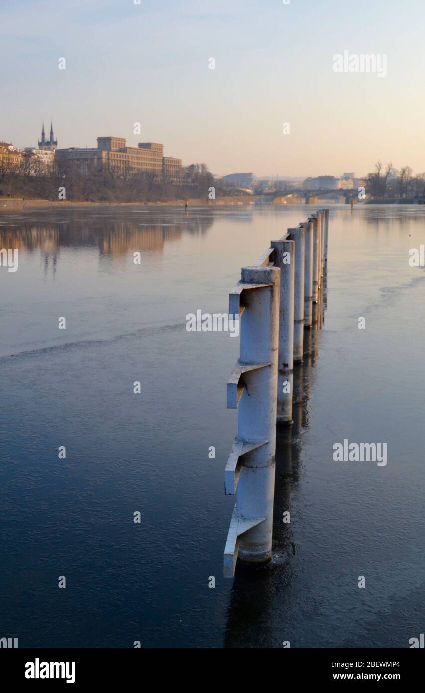 Postes en el río Moldava congelado en una fría mañana de invierno en Praga,  República Checa Fotografía de stock - Alamy