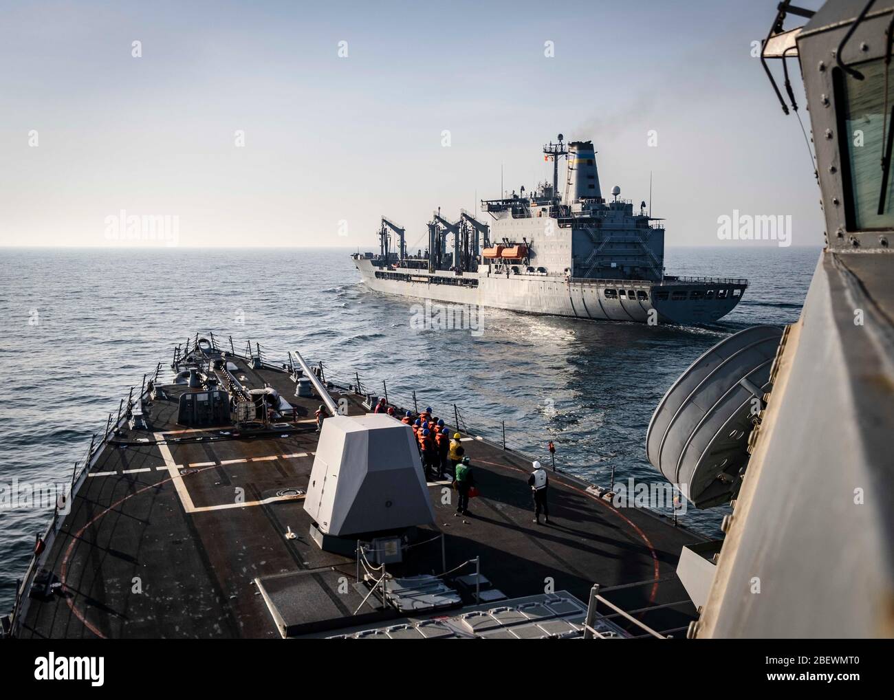 200414-N-WI365-1018 MAR DE CHINA ORIENTAL (ABRIL 14, 2020) – el destructor de misiles guiados de la clase Arleigh Burke USS McCampbell (DDG 85) se prepara para venir junto al lubricador de reabastecimiento de la flota USNS Tippecanoe (T-AO 199) antes de un reabastecimiento en el mar. McCampbell está realizando operaciones en la región del Indo-Pacífico mientras que está asignado al Escuadrón Destroyer (DESRON) 15, el mayor DESRON desplegado hacia adelante de la Marina y la principal fuerza de superficie de la 7a flota de los Estados Unidos. (EE.UU Foto de la Marina por Especialista en Comunicación de masas de segunda clase Markus Castañeda) Foto de stock