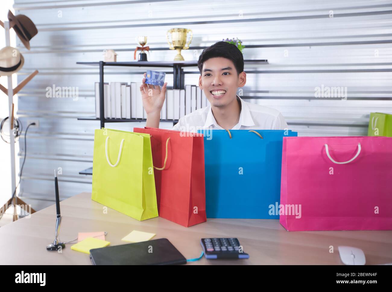 Blogger hombre asiático que emite un vídeo para la venta de productos en  línea como sombreros, zapatos, auriculares, ropa, headers.Shopping online  concepto a Fotografía de stock - Alamy