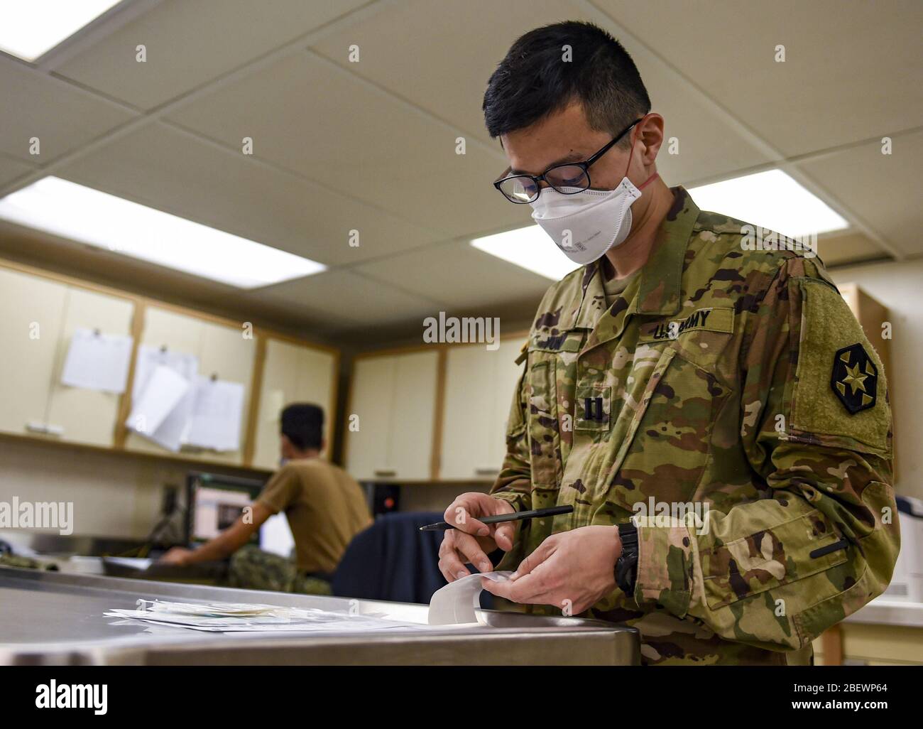 NUEVA YORK (13 de abril de 2020) el capitán del ejército Benjamin Yun, un farmacéutico a bordo del buque del hospital Military Sealift Command USNS Comfort (T-AH 20), verifica la prescripción del paciente. Comfort cuida a los pacientes de trauma, emergencia y atención urgente sin tener en cuenta su estado COVID-19. Comfort CommandÕs trabajando con la Estación médica Javits de Nueva York como un sistema integrado para aliviar el sistema médico de la Ciudad de Nueva York, en apoyo del apoyo de Defensa del Norte de los Estados Unidos a las autoridades Civiles como respuesta a la pandemia de COVID-19. Foto de stock