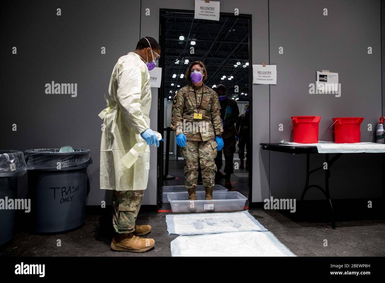 Manhattan, Estados Unidos de América. 15 de abril de 2020. NUEVA YORK (14 de abril de 2020) la teniente general Laura Richardson, general de mando del Ejército de los Estados Unidos Norte, entra en la estación de descarga de equipos de protección personal en la Estación médica de Javits en Nueva York, 12 de abril de 2020. En apoyo de la respuesta COVID-19 del Departamento de Defensa, el comando Norte de los Estados Unidos, a través del Ejército Norte de los Estados Unidos, está proporcionando apoyo militar a la Agencia Federal de Administración de Emergencias para ayudar a las comunidades necesitadas. Crédito: Storms Media Group/Alamy Live News Foto de stock