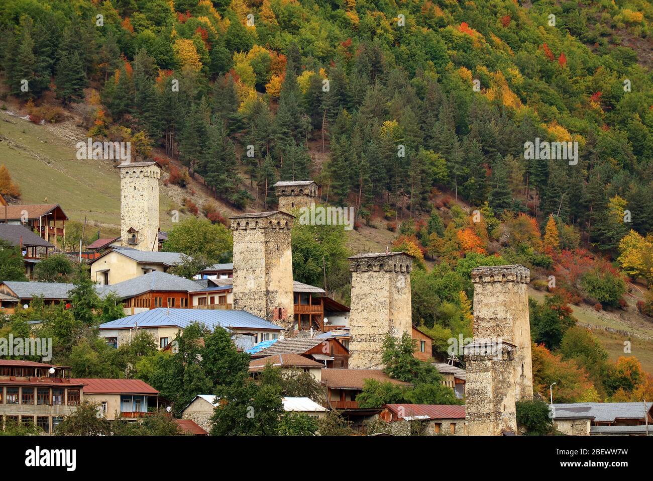 Antiguas casas en la torre Svan en la ladera de la montaña, Patrimonio de la Humanidad de la UNESCO en Mestia, Región de Svaneti, Georgia Foto de stock