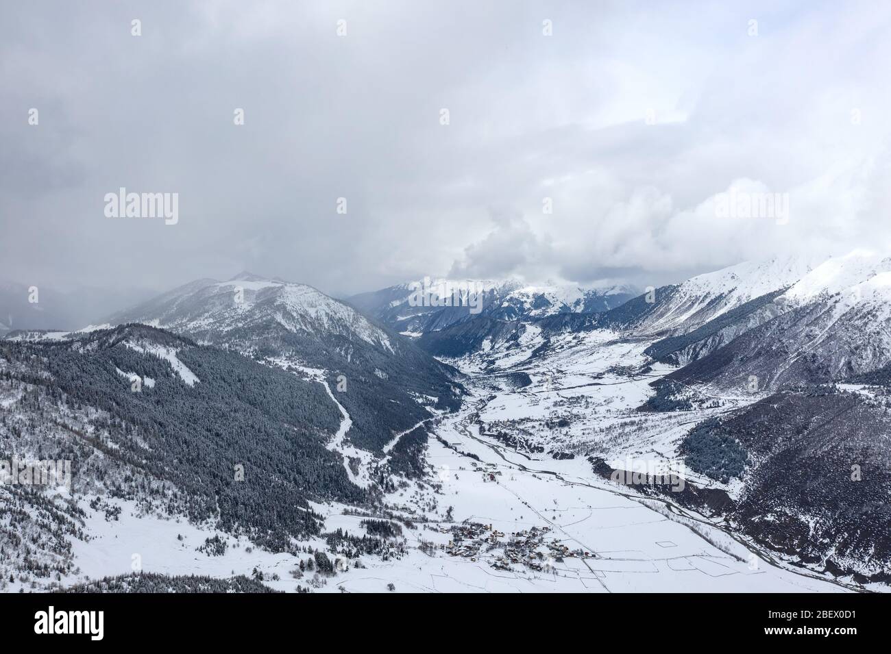 Valle de montaña en Svaneti Georgia. Invierno en Svaneti. Montañas del Cáucaso Foto de stock
