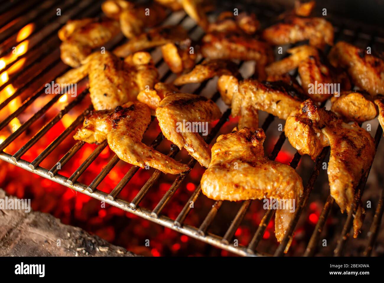 Deliciosas alas de pollo de chili en una parrilla. Carne de pollo picante  caliente asada en carbón. Profundidad de campo reducida Fotografía de stock  - Alamy