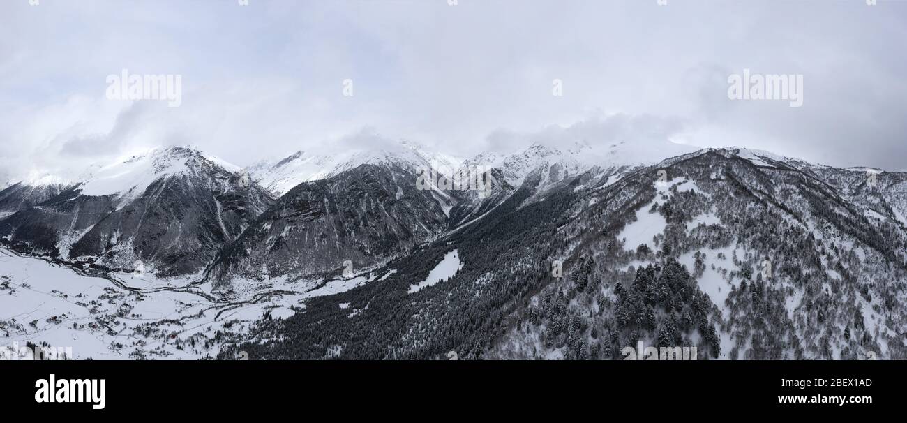 Montañas del Cáucaso paisaje invernal. Svaneti Georgia. Estación de esquí de Tetnuldi. Panorama de la montaña Foto de stock