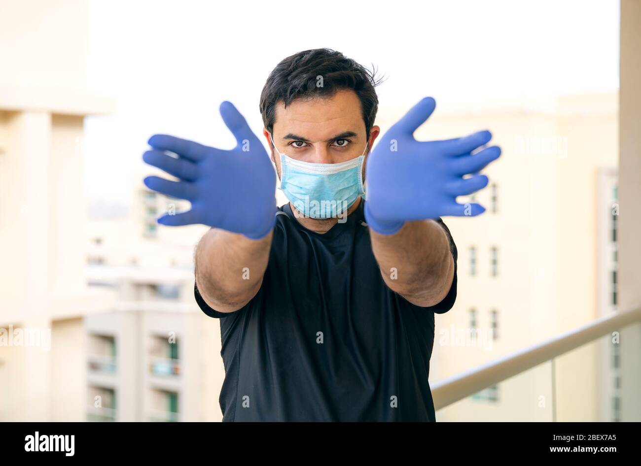 hombre árabe con mascarilla y guantes de goma durante una pandemia  Fotografía de stock - Alamy