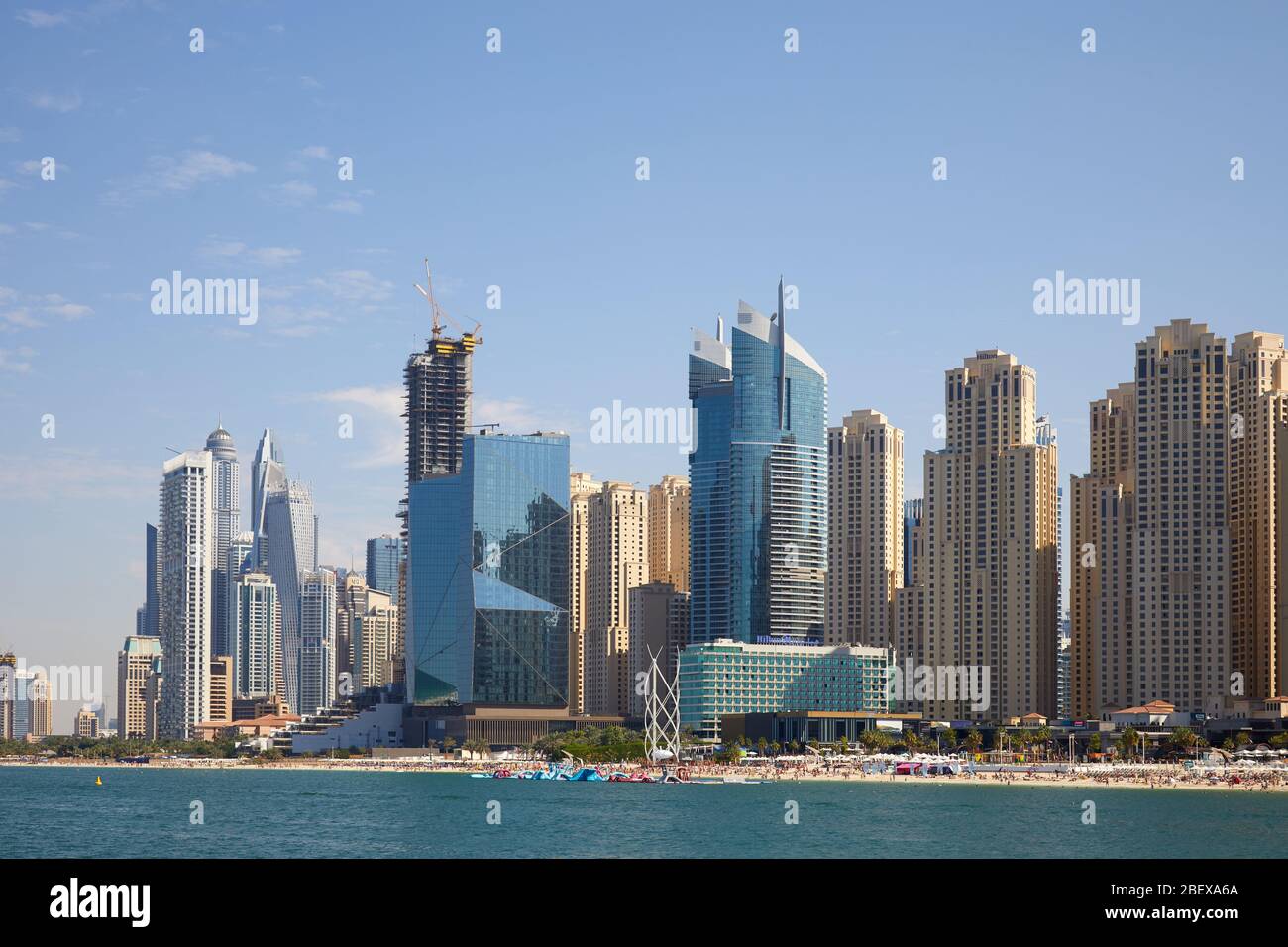 DUBAI, EMIRATOS ÁRABES UNIDOS - 23 DE NOVIEMBRE de 2019: Dubai Marina Beach con rascacielos en un día soleado, cielo azul claro en Dubai Foto de stock