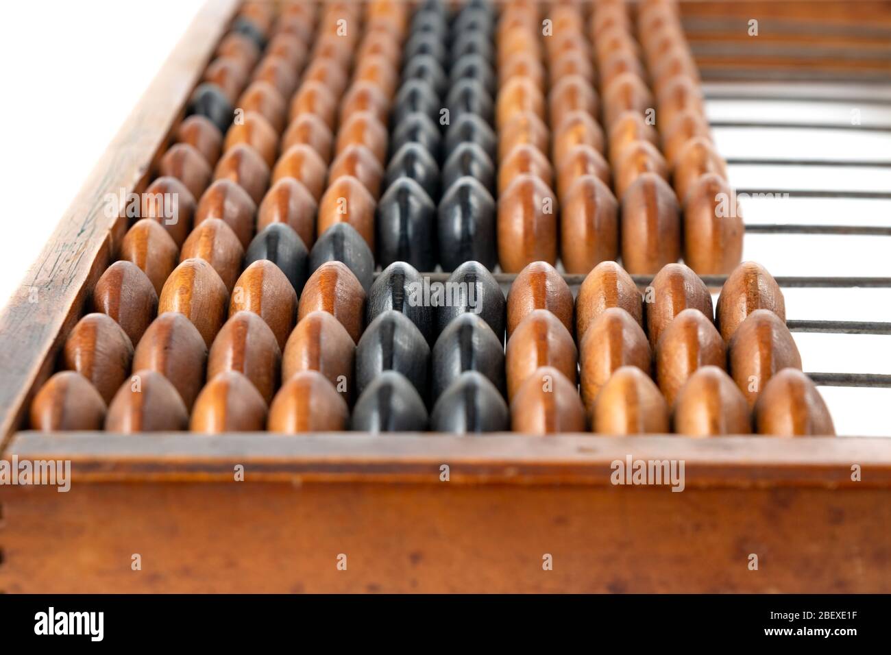 Abacus de madera vintage aislado sobre fondo blanco Foto de stock