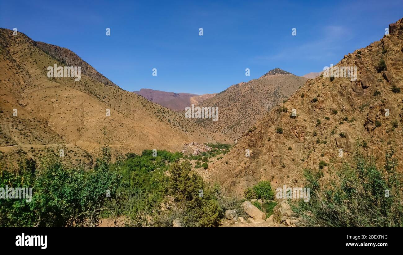 STI Fadma/Marruecos - 10.03.2019: Vista del valle de Ourika y un pequeño pueblo escondido entre las montañas. Atlas en un día soleado. Foto de stock