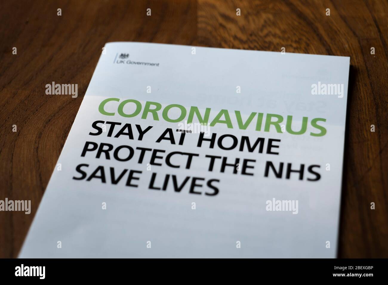 Coronavirus UK carta del gobierno que describe los detalles sobre "el almacenamiento en casa, proteger el NHS y salvar vidas" recibido el 11 de abril de 2020. Foto de stock