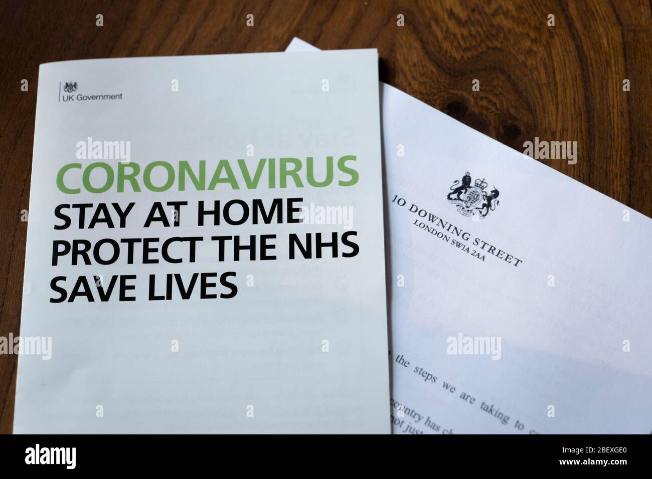Coronavirus UK carta del gobierno que describe los detalles sobre "el almacenamiento en casa, proteger el NHS y salvar vidas" recibido el 11 de abril de 2020. Foto de stock
