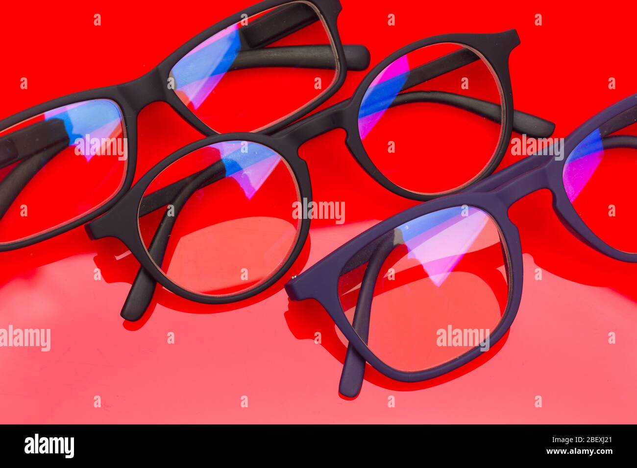 Gafas y lentes para la protección de los ojos, para mejorar la salud visual  de las personas, para poder ver desde lejos y cerca. Gafas de diseño t  Fotografía de stock -