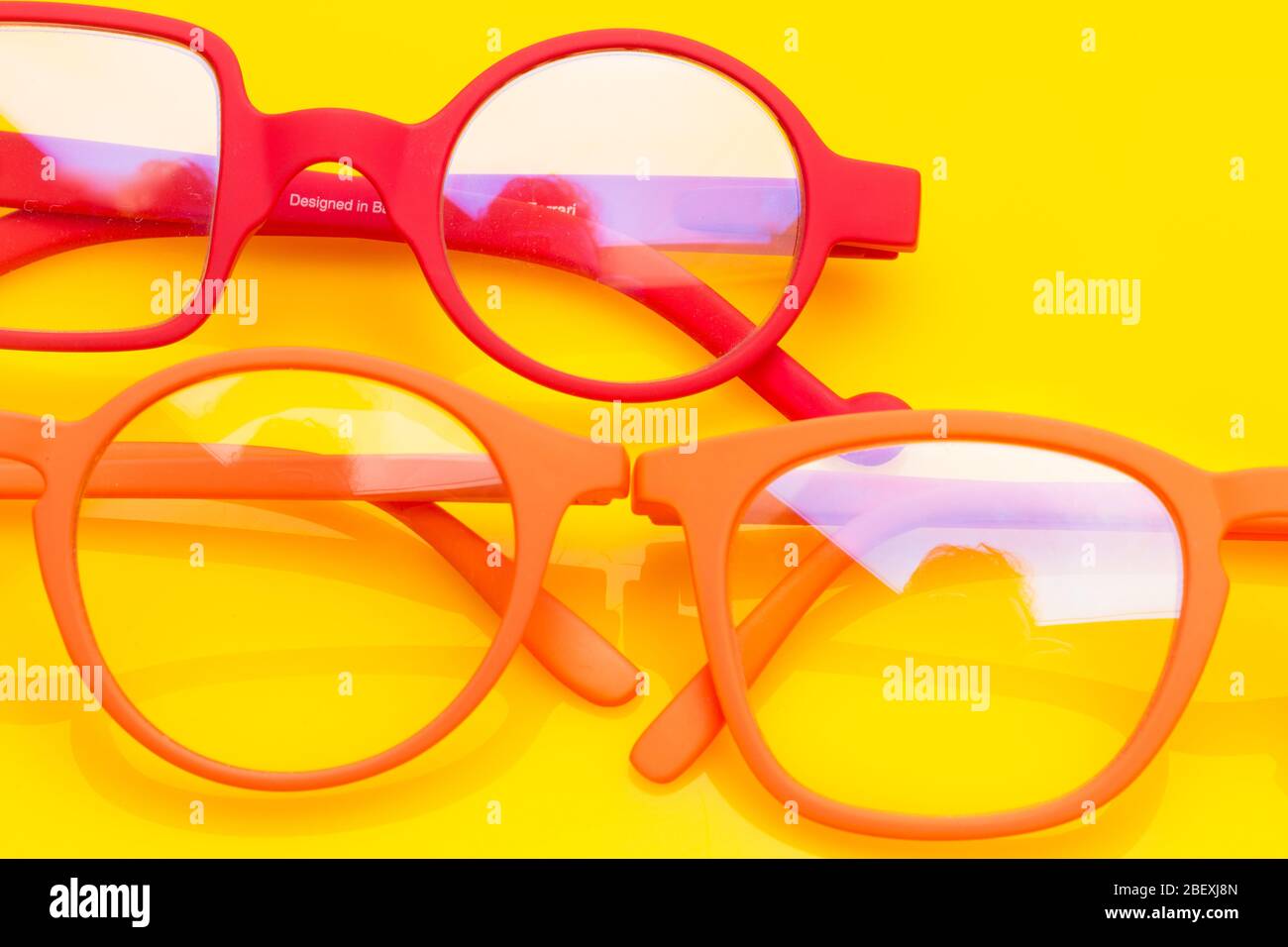 Gafas y lentes para la protección de ojos, mejorar la salud visual de las personas, para poder ver desde lejos y cerca. Gafas de diseño t Fotografía de stock -