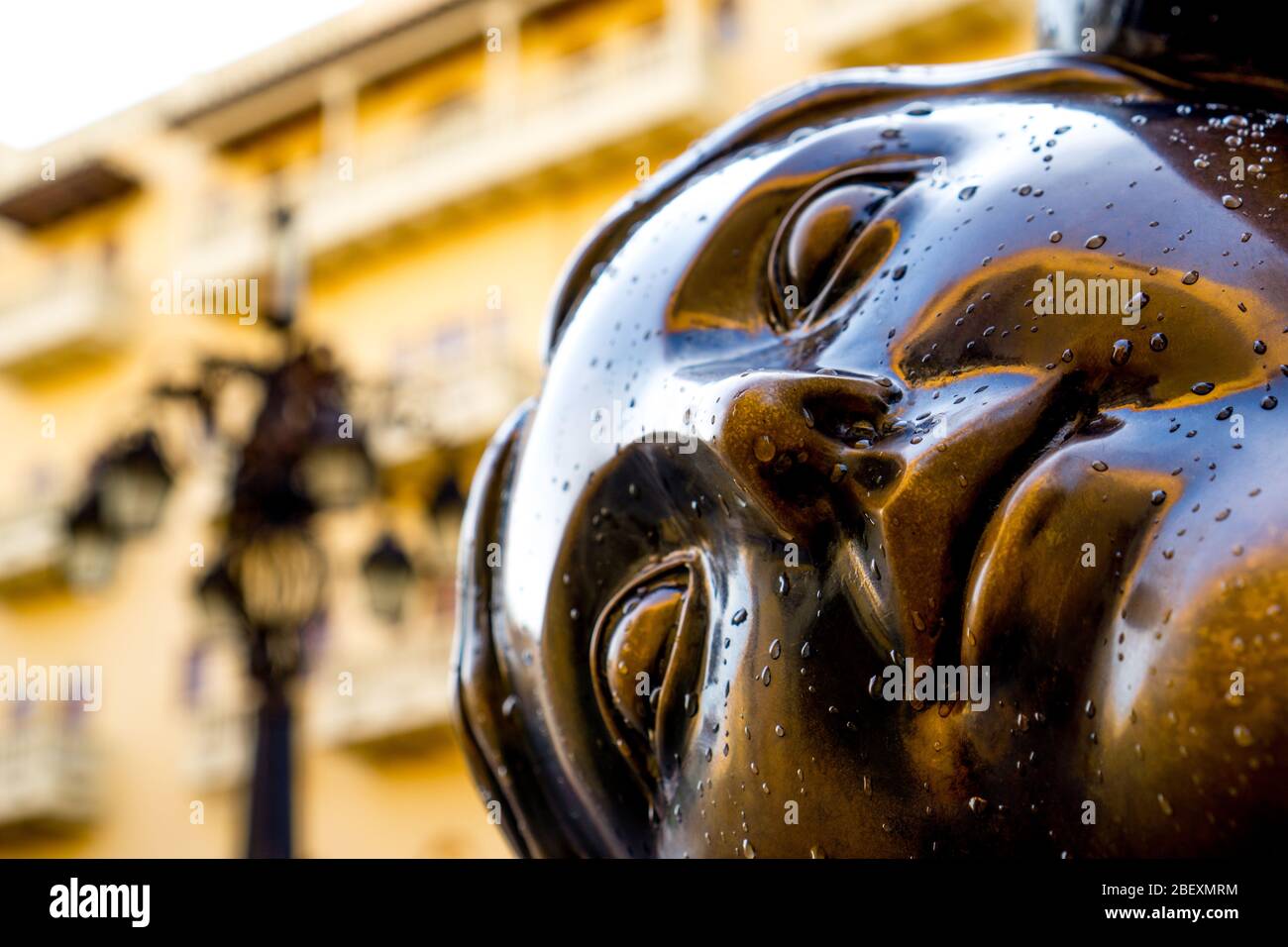 Cara con gotas, escultura del artista colombiano fernando botero frente a la plaza santo domingo en cartagena colombia Foto de stock