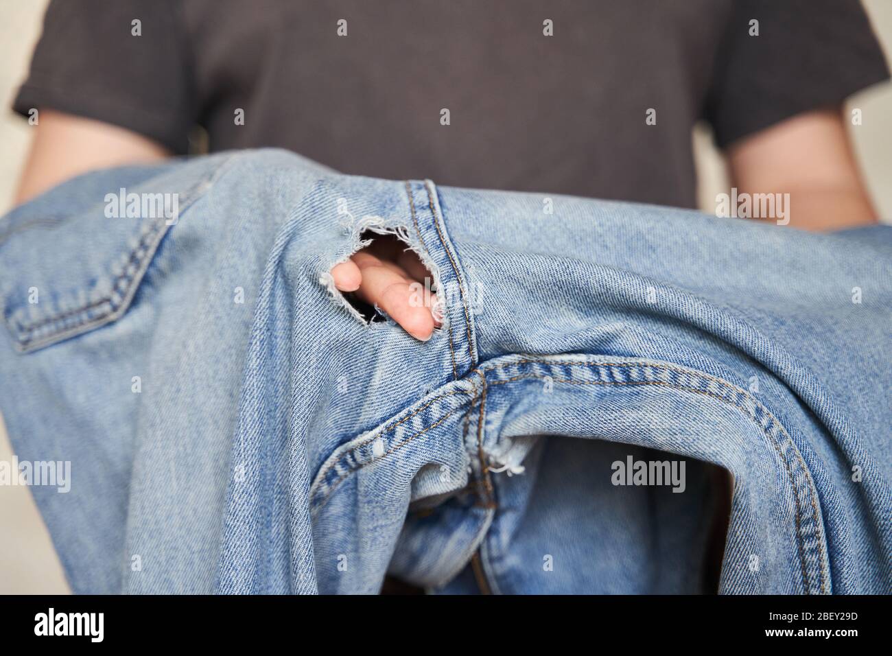 Jeans usados entre las piernas hasta el agujero Fotografía de stock - Alamy