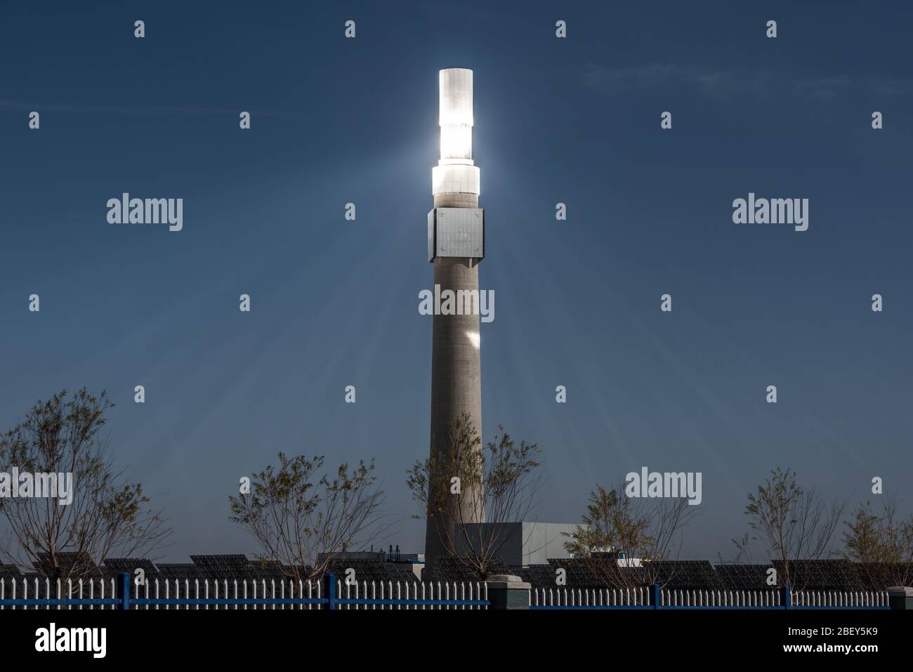 vista de la torre de concentración de una planta termosolar Foto de stock