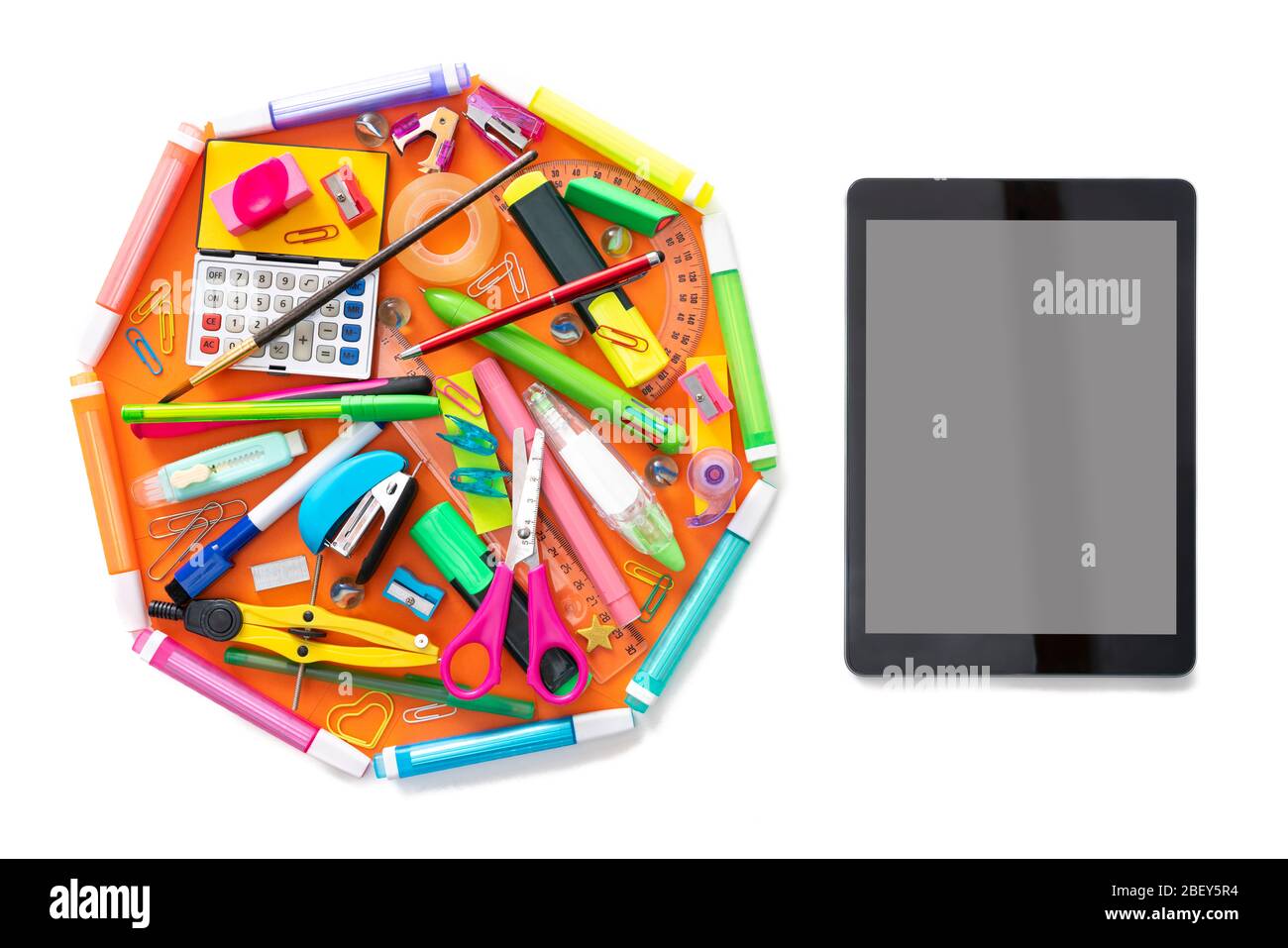 Aprendizaje en línea con tablet PC y material escolar aislado en blanco Foto de stock