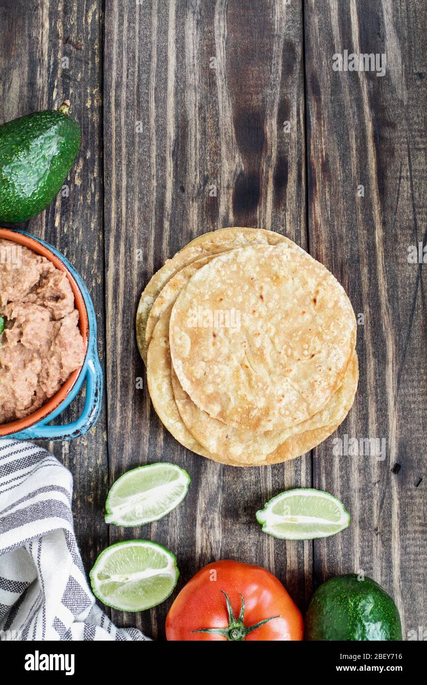 Ingredientes de tortillas de maíz fritos, frijoles refritos, aguacates