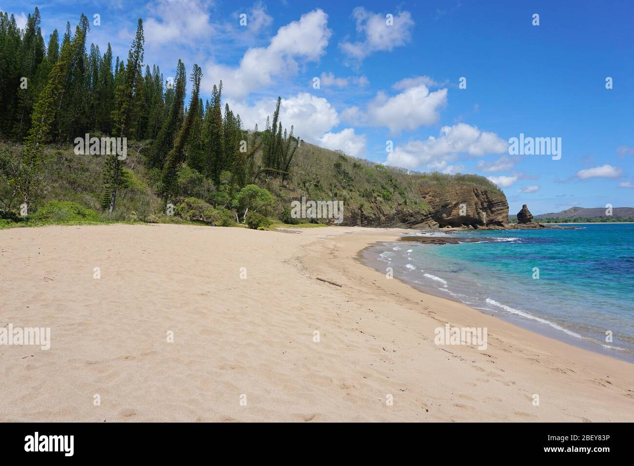 Hermosa playa de arena en Nueva Caledonia, costa oeste de la isla Grande-Terre cerca de Bourail, Oceanía Foto de stock