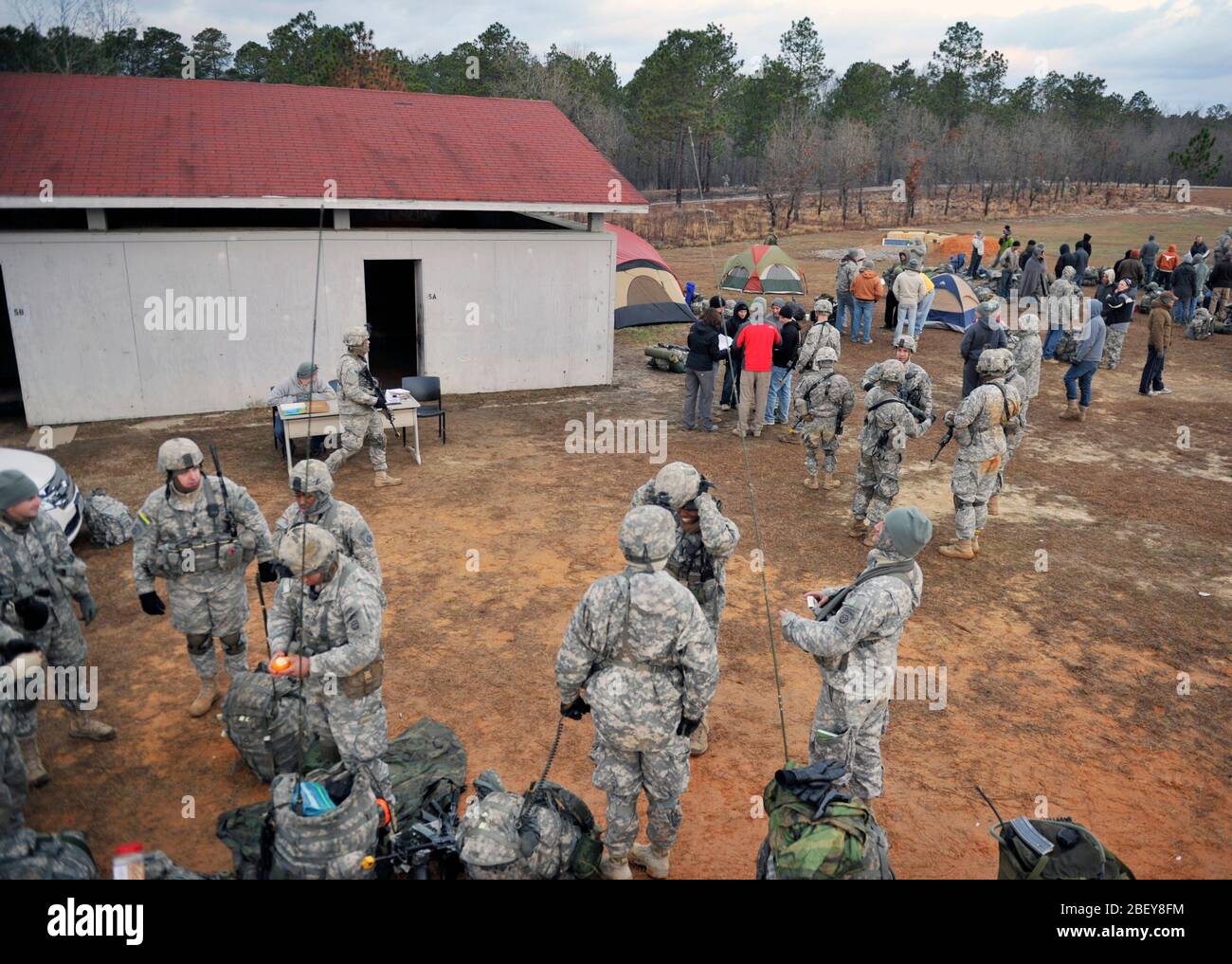 Soldados de EE.UU. asignados a la Compañía Charlie, 1er Batallón, 325o regimiento de infantería aerotransportada, 2ª Brigada equipo de combate, la 82ª División Aerotransportada ayudar con la seguridad durante una evacuación de no combatientes y operaciones de repatriación en el ejercicio durante el ejercicio (acceso operacional conjunto JOAX) 13-02 Febrero 28, 2013, en una aldea de fuego vivo cerca de Fort Bragg, Carolina del Norte. JOAX está diseñado para mejorar la cohesión entre el ejército, la Fuerza Aérea de EE.UU. y sus aliados, permitiendo que el personal de servicios una oportunidad para ejecutar adecuadamente a gran escala del movimiento de tropas y equipo pesado Foto de stock