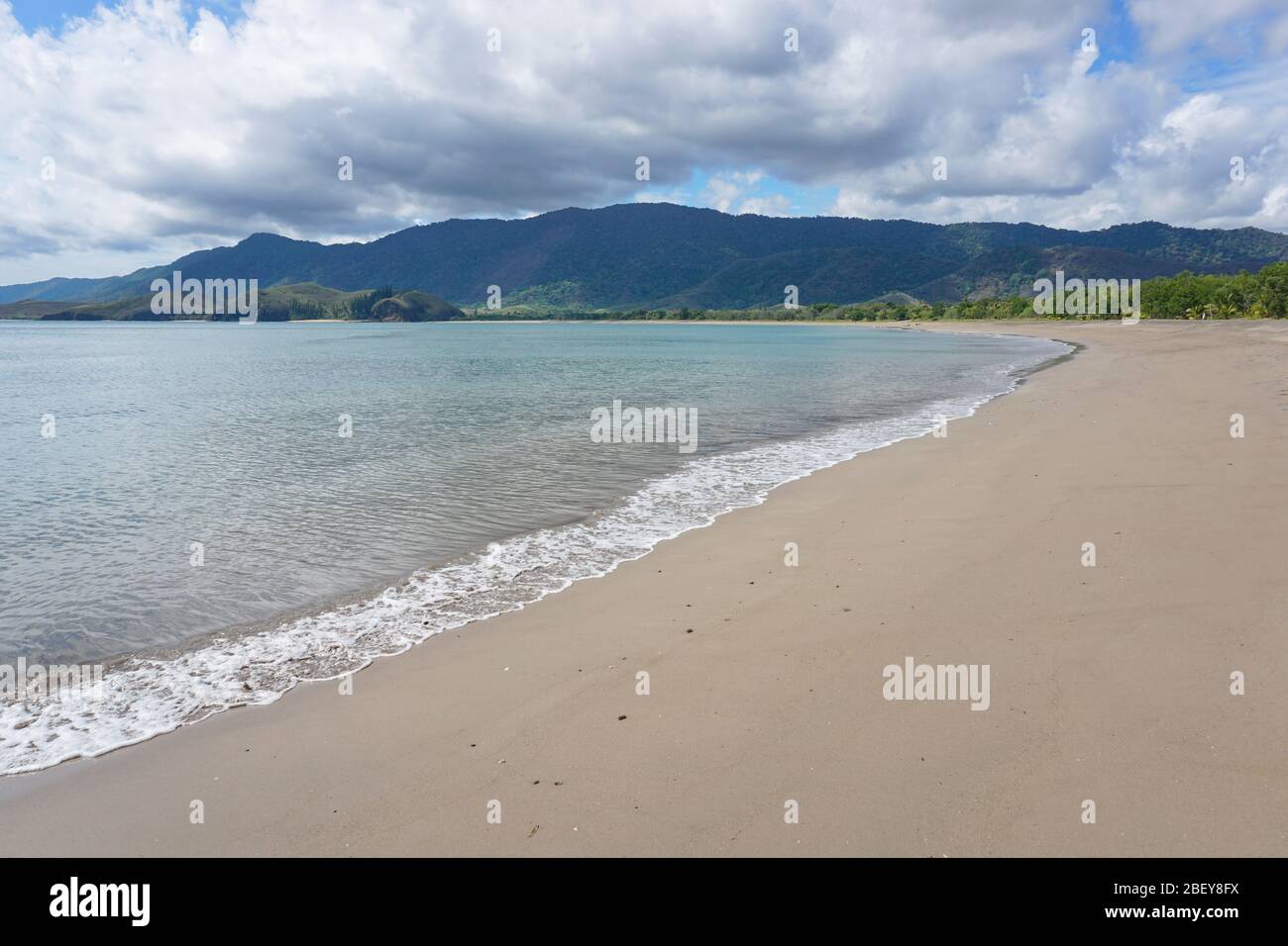 Playa de arena en Nueva Caledonia, costa oeste de la isla Grande-Terre cerca de Bourail, Oceanía Foto de stock