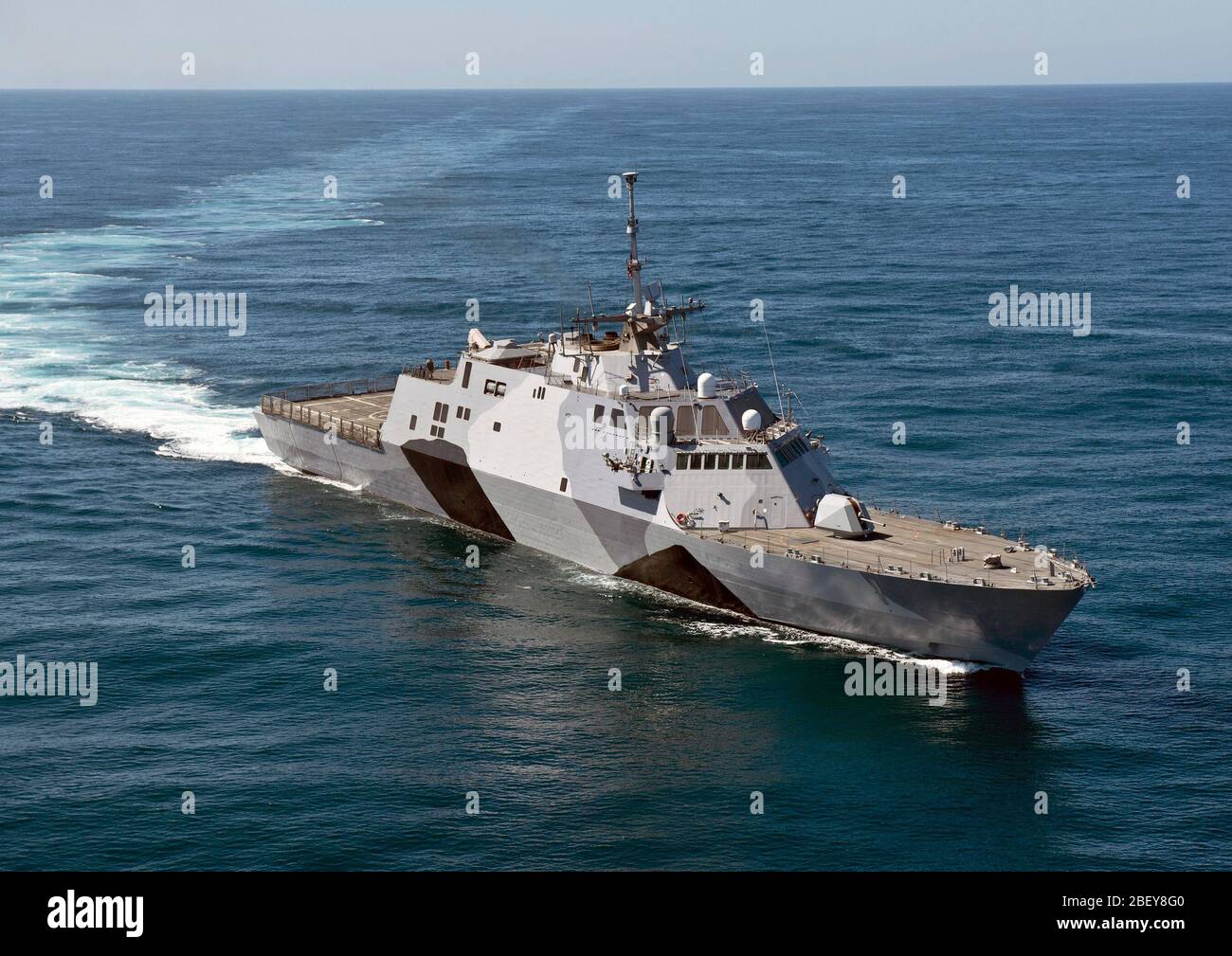 Océano Pacífico (Feb. 22, 2013) La libertad de USS Littoral Combat Ship (LCS 1) está en marcha la realización de las pruebas en el mar frente a la costa del sur de California. Foto de stock