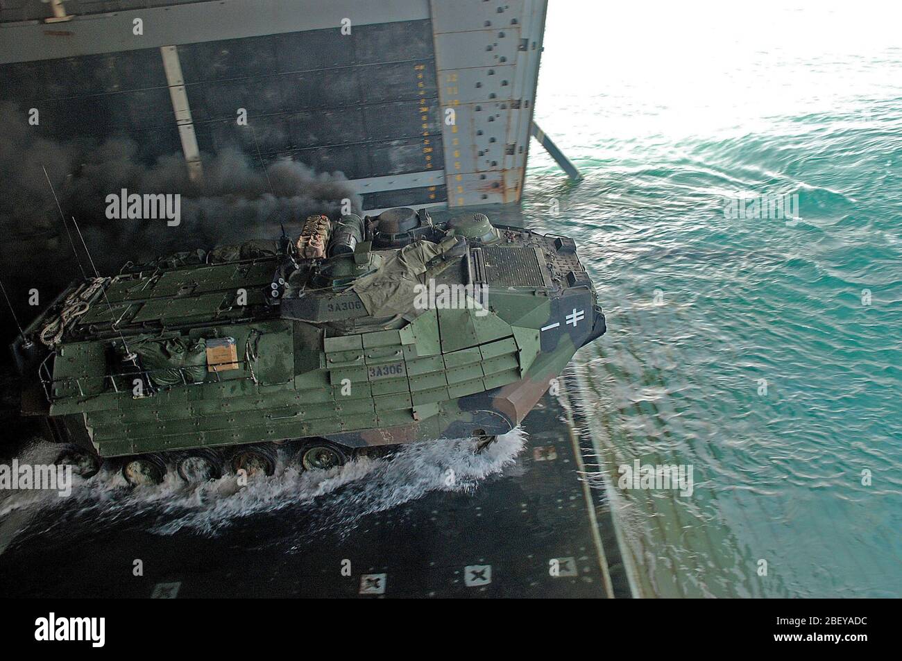 (Nov. 3, 2012), un vehículo de asalto anfibio (AAV) sale el dock buque anfibio de transporte USS Green Bay (LPD 20) durante una rutina de ejercicio de formación bien cubierta. Green Bay es parte de Peleliu Amphibious Ready Group, iniciado con la 15ª Unidad Expedicionaria de la Marina, y está desplegado en apoyo de operaciones de seguridad marítima y los esfuerzos de cooperación de seguridad de teatro en los EE.UU. 5ª Flota área de responsabilidad. Foto de stock