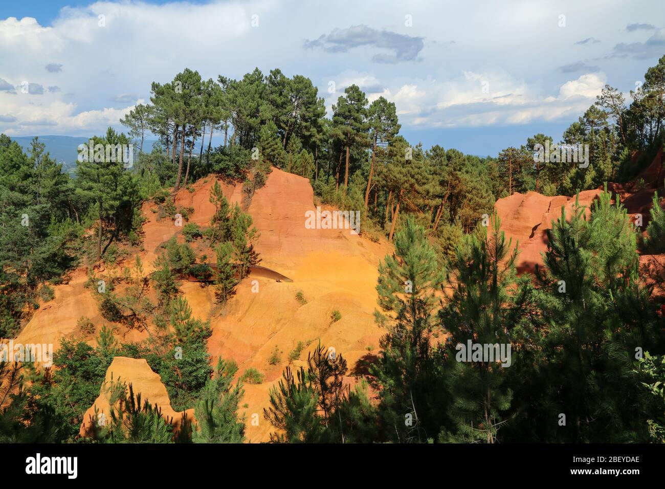 Las bonitas rocas de arenisca amarilla y roja de Roussillon en Francia. La bonita vista natural y la atracción turística. Foto de stock
