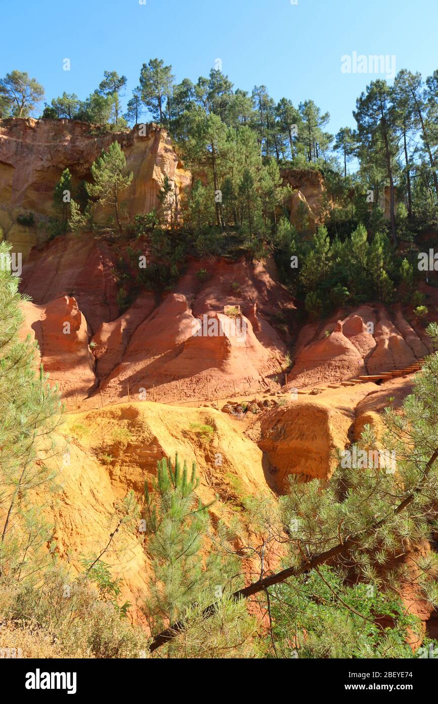 Las bonitas rocas de arenisca amarilla y roja de Roussillon en Francia. La bonita vista natural y la atracción turística. Foto de stock