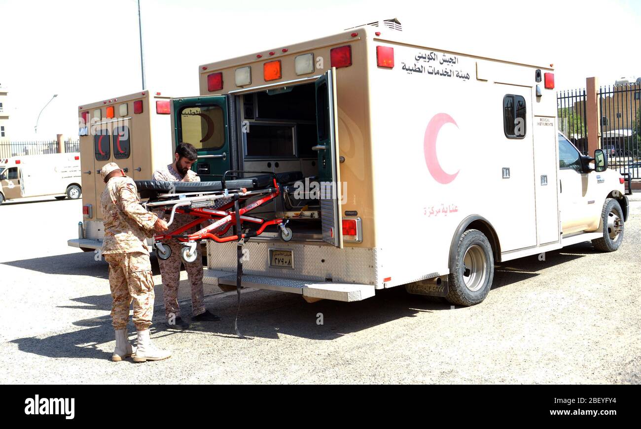 Gobernación de Farwaniya, Kuwait. 16 de abril de 2020. Los soldados sacan equipo médico de una ambulancia militar a la entrada de un nuevo hospital de campo en la provincia de Farwaniya, Kuwait, 16 de abril de 2020. El Ministerio de Defensa de Kuwait terminó el jueves un hospital de campaña en la provincia de Farwaniya como parte de las medidas para frenar la propagación de nuevos coronavirus. El hospital está listo para recibir a pacientes con COVID-19. Crédito: Asad/Xinhua/Alamy Live News Foto de stock