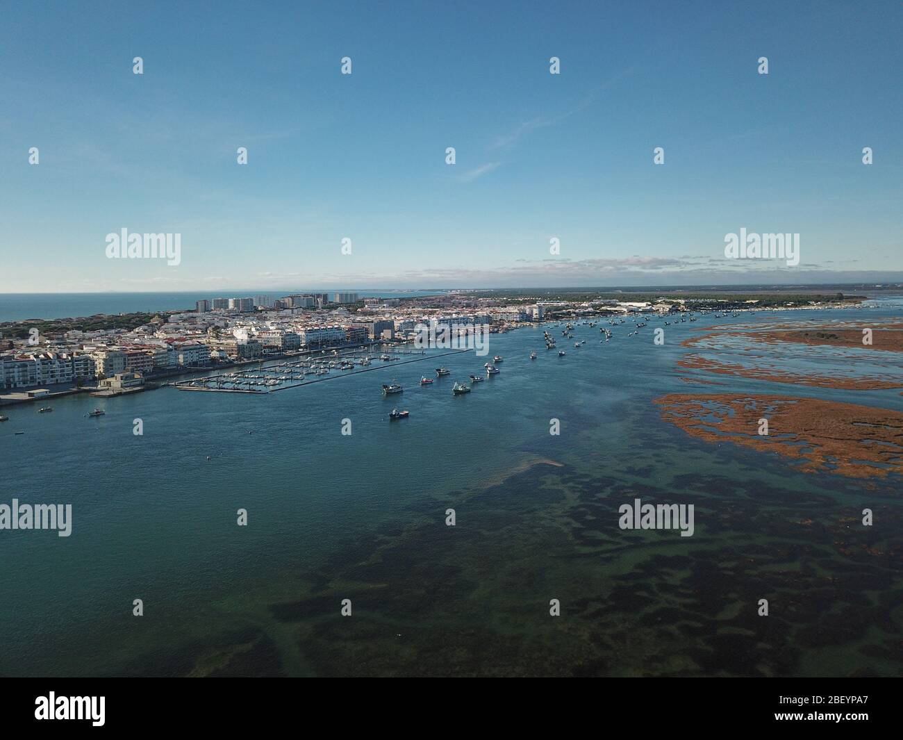hermosas vistas aéreas tomadas con un drone desde el río de punta umbría,  huelva, donde se puede ver la ciudad con un hermoso cielo azul Fotografía  de stock - Alamy