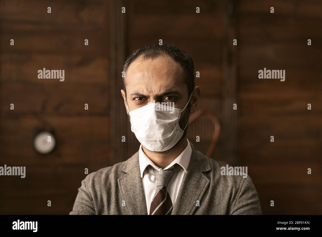 El hombre de negocios en la máscara protectora está aislado Foto de stock
