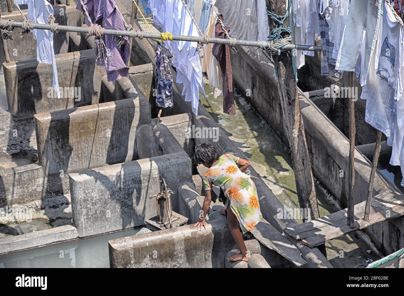 Mumbai, India-marzo 03,2013: Lavandería Dhobi Ghat en Mumbai, la gente lava ropa en una calle de la ciudad. El lavado más grande de la India. Foto de stock