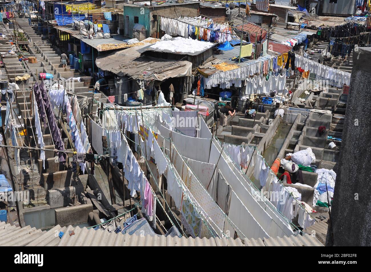 Mumbai, India-marzo 03,2013: Lavandería Dhobi Ghat en Mumbai, la gente lava ropa en una calle de la ciudad. El lavado más grande de la India. Foto de stock