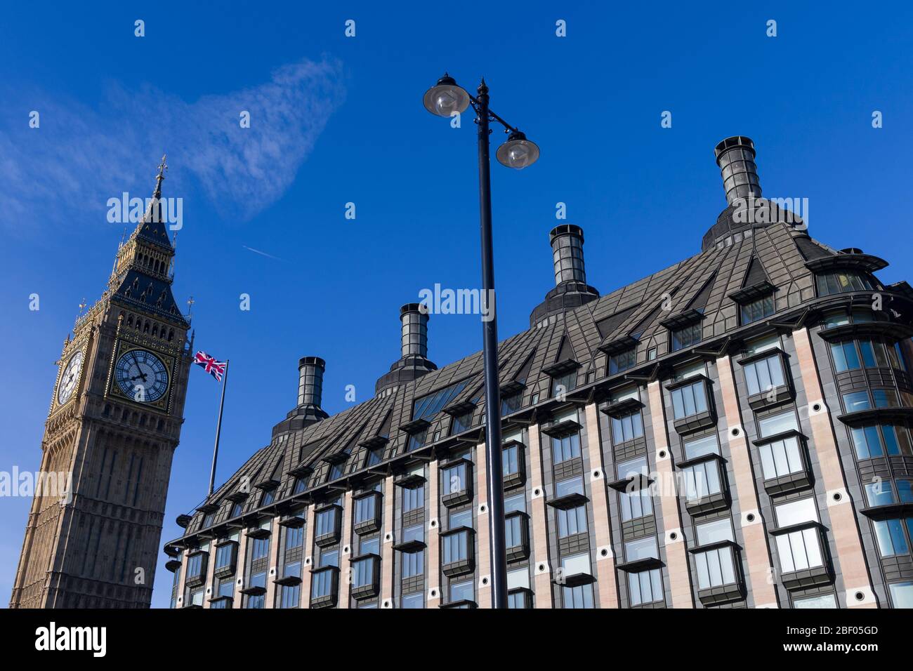 La Torre Elizabeth que alberga el reloj es conocida popularmente como "Big Ben" parte del Palacio de Westminster comúnmente conocido como las Casas del Parlamento Foto de stock