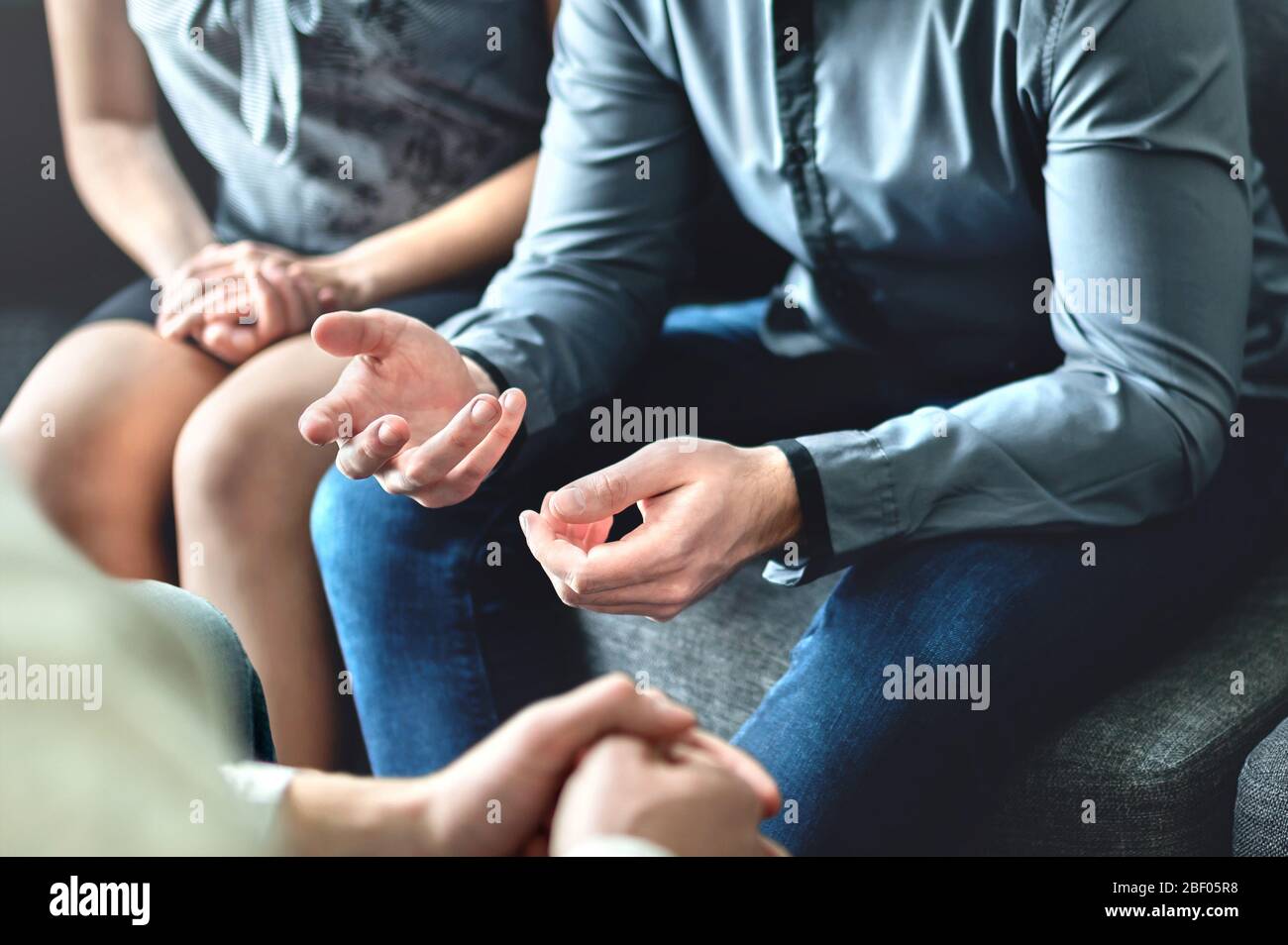 Sesión de terapia o consejería para parejas. Hombre hablando de problemas en la familia. Marido y mujer se reúnen con su psiquiatra. Foto de stock
