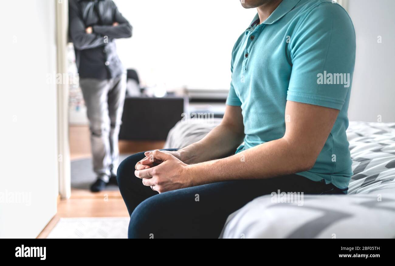 Pareja gay en lucha. Triste hombre en discusión. Amigos masculinos o hermanos en conflicto. Estrés o crisis en relación. Infidelidad y engaño o celos. Foto de stock