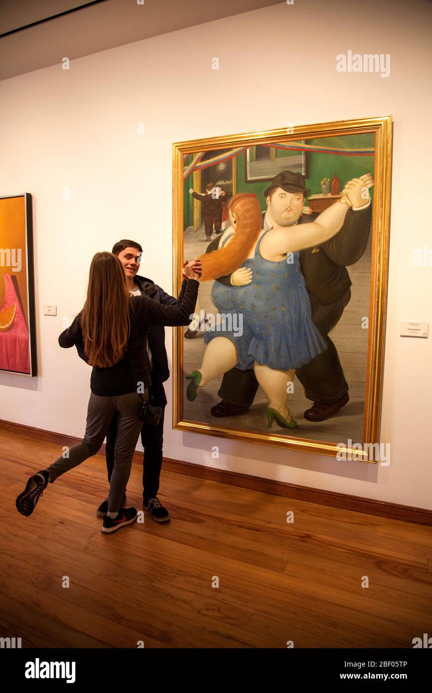 Pareja imitando el baile Pareja, pareja bailando, pintura de Botero en el Museo Botero también conocido como Museo Botero, Bogotá, Colombia. Foto de stock