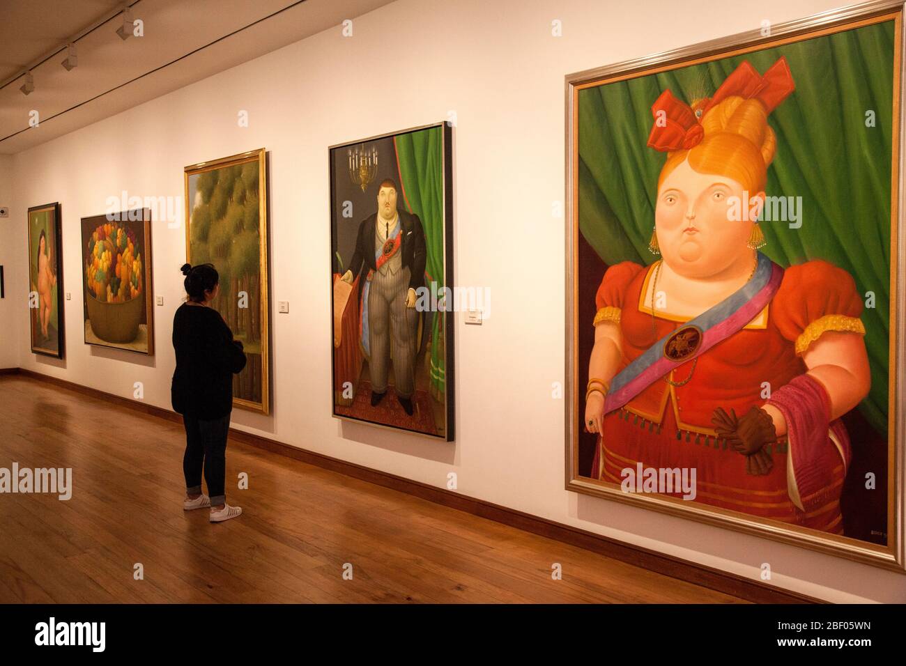 Admiradores admirando la primera dama, pintura de Botero en una galería del Museo Botero, también conocido como Museo Botero, Bogotá, Colombia. Foto de stock