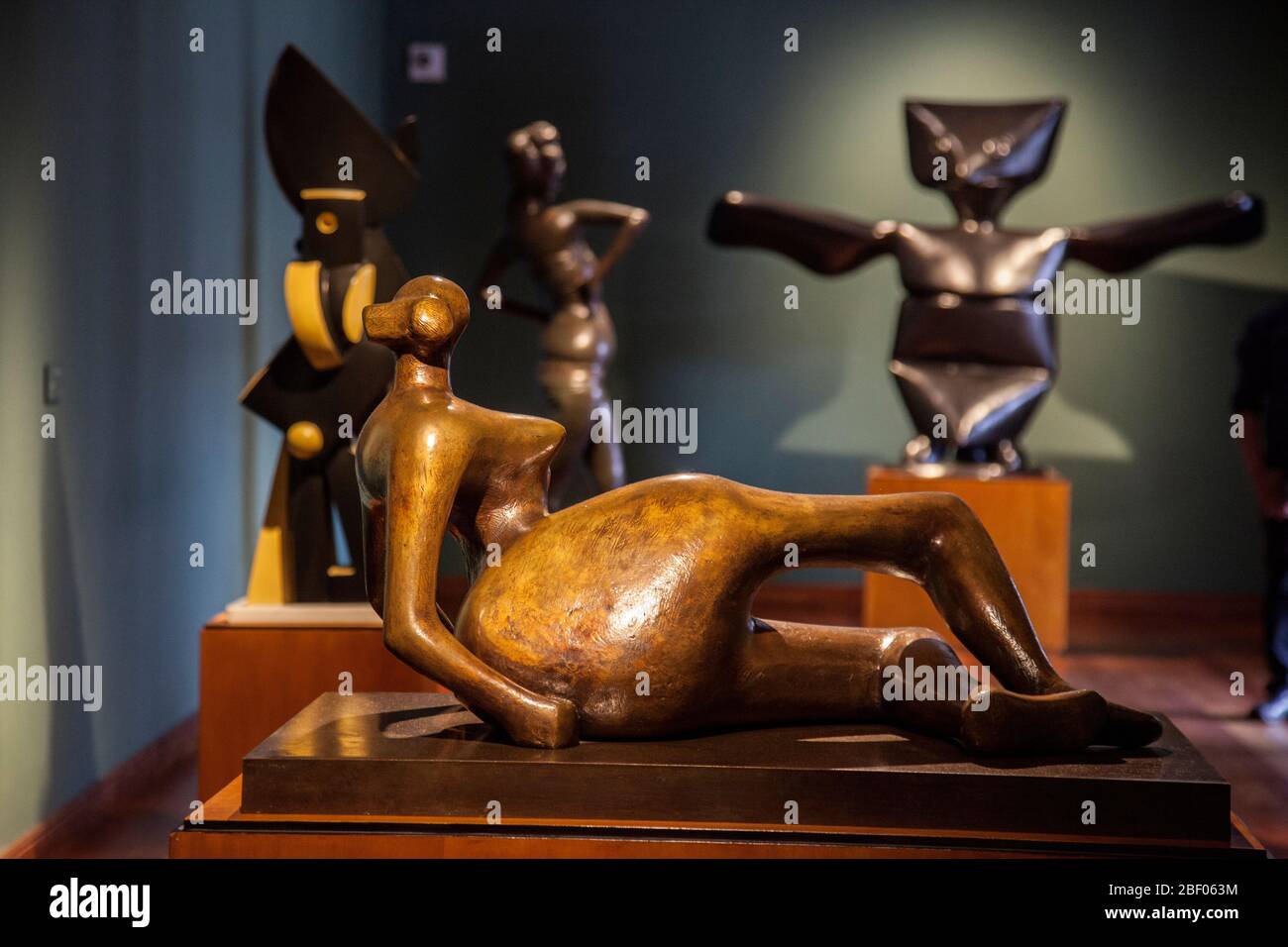 Figura reclinada no 7, Figura de reclamación no 7, bronce de Henry Moore en el Museo Botero también conocido como Museo Botero, Bogotá, Colombia, Sudamérica. Foto de stock