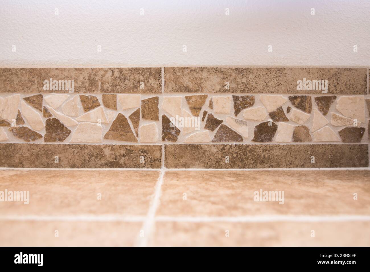 Baldosas decorativas en el baño o encimera de la cocina Foto de stock