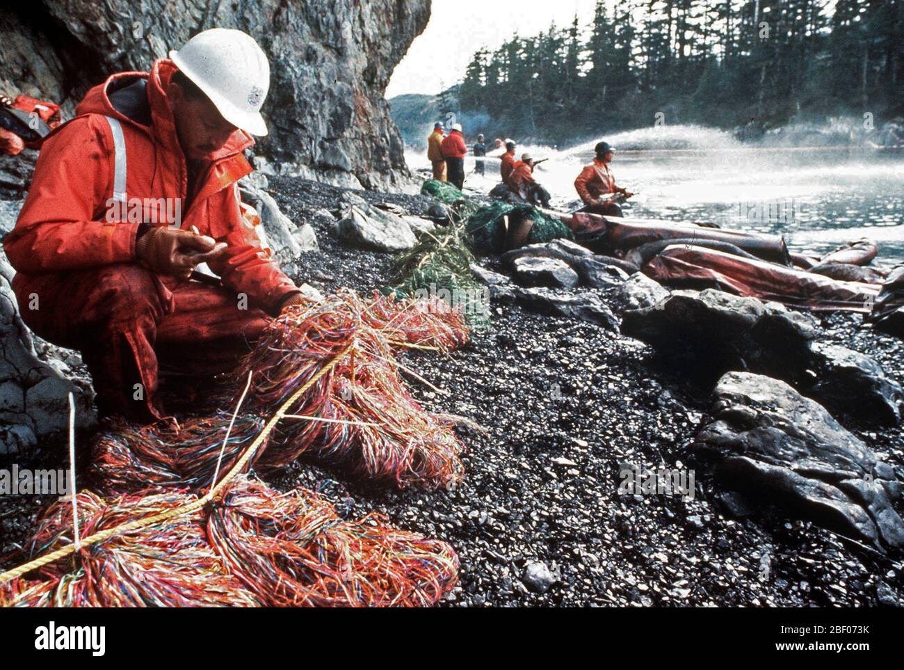 Limpieza del derrame de exxon valdez fotografías e imágenes de alta resolución Alamy